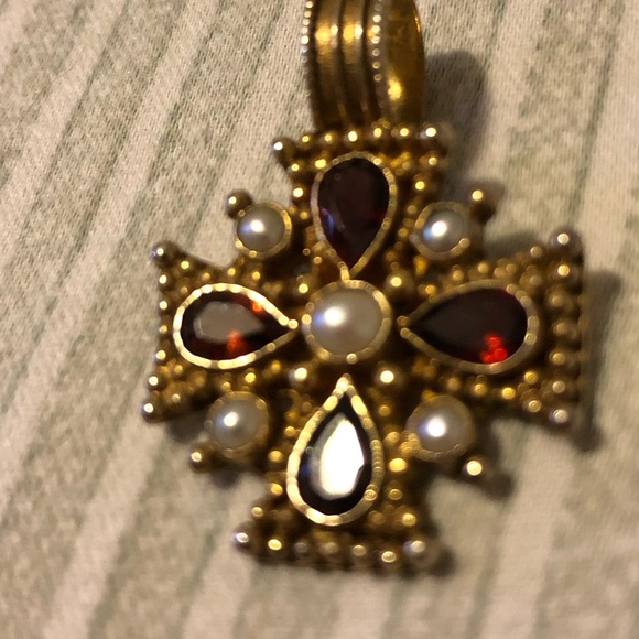Vintage Garnet and Pearl gold plated silver cross. Stamped 925 silver. Stunning - Picture 5 of 5